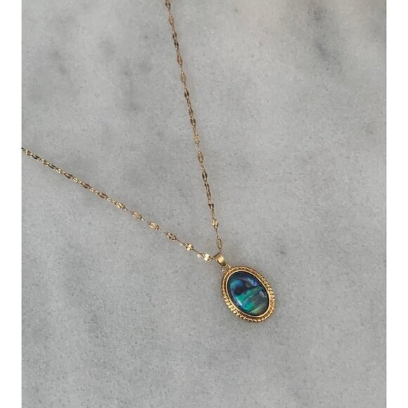 Boutique Jewelry - Gold Vintage Style Oval Pendant Necklace Brand New